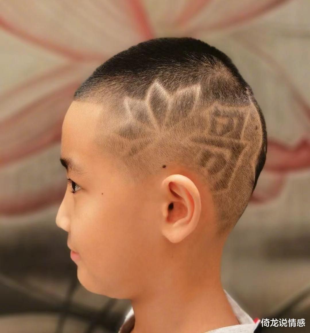 倚龙说情感|赵文卓10岁儿子发型惹争议,后脑勺被剃披哥logo,网友:自愿的?
