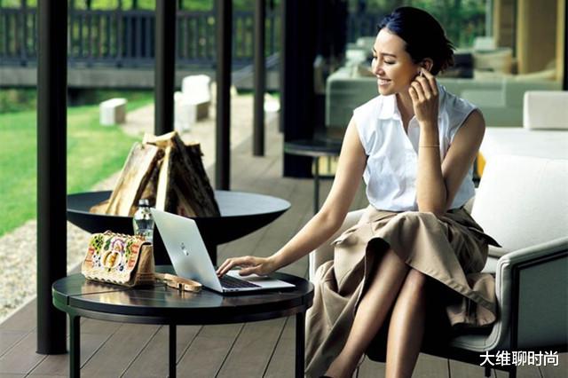 大维聊时尚|不用刻意去装嫩，尤其过了40岁的女性，学会“慢奢风”穿搭更出彩