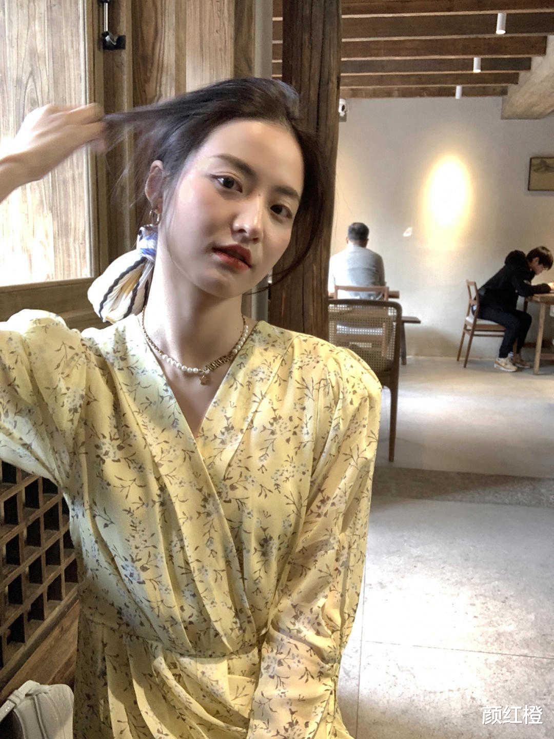 颜红橙|秋天如何穿好“碎花裙”?这几个思路值得借鉴,温柔优雅又减龄