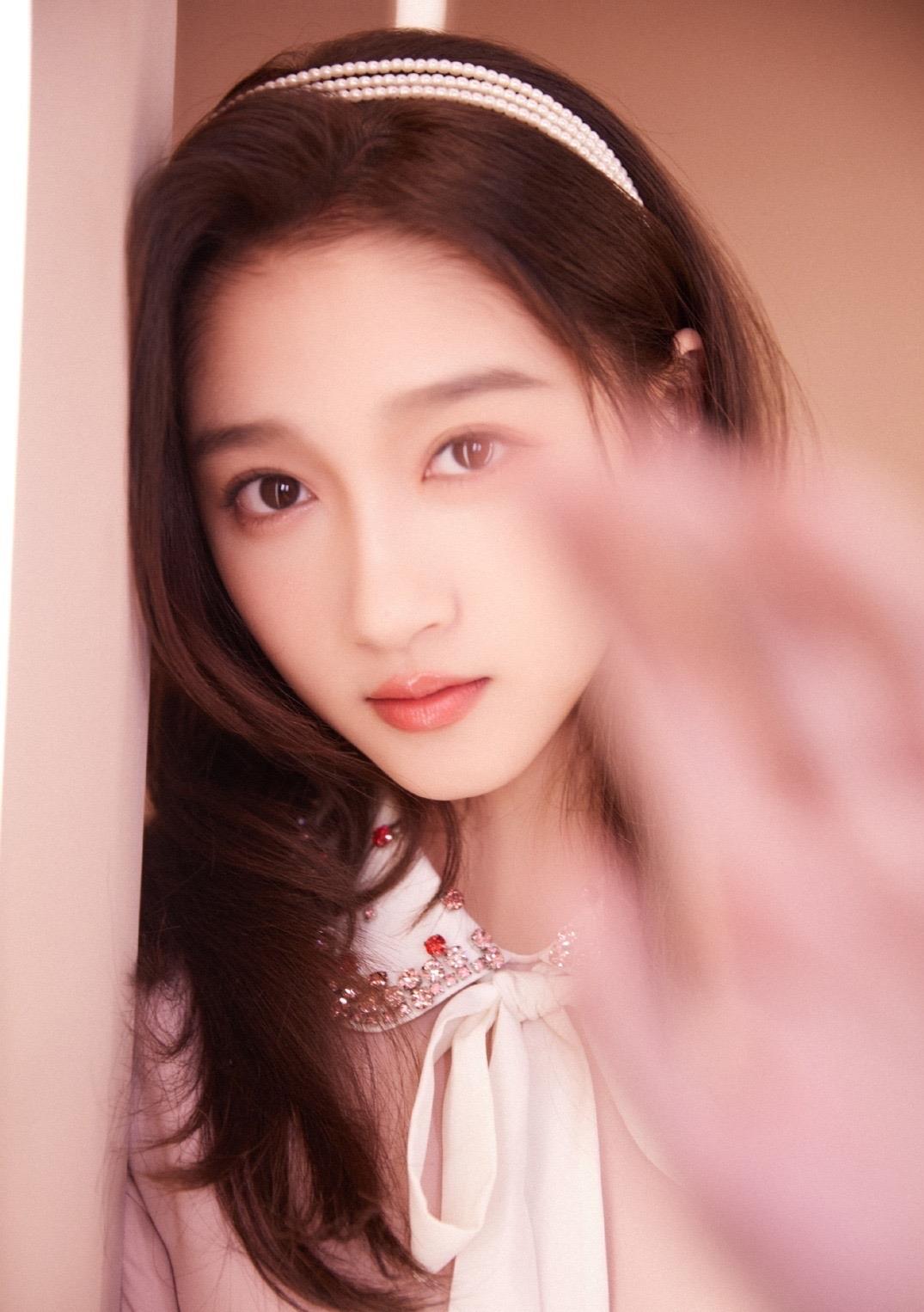 杨幂|关晓彤现身舞台彩排,粉嫩短裙登场,鹿晗有福了!