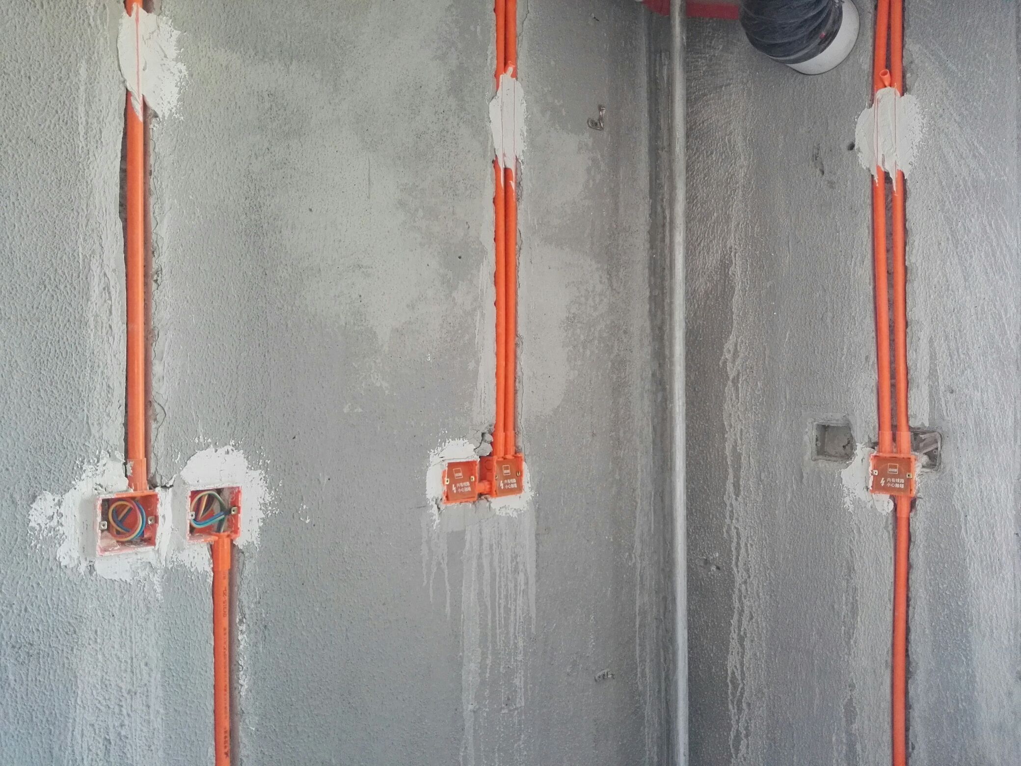 装修时安装的那些插座，就是这样一步一步逼死强迫症的