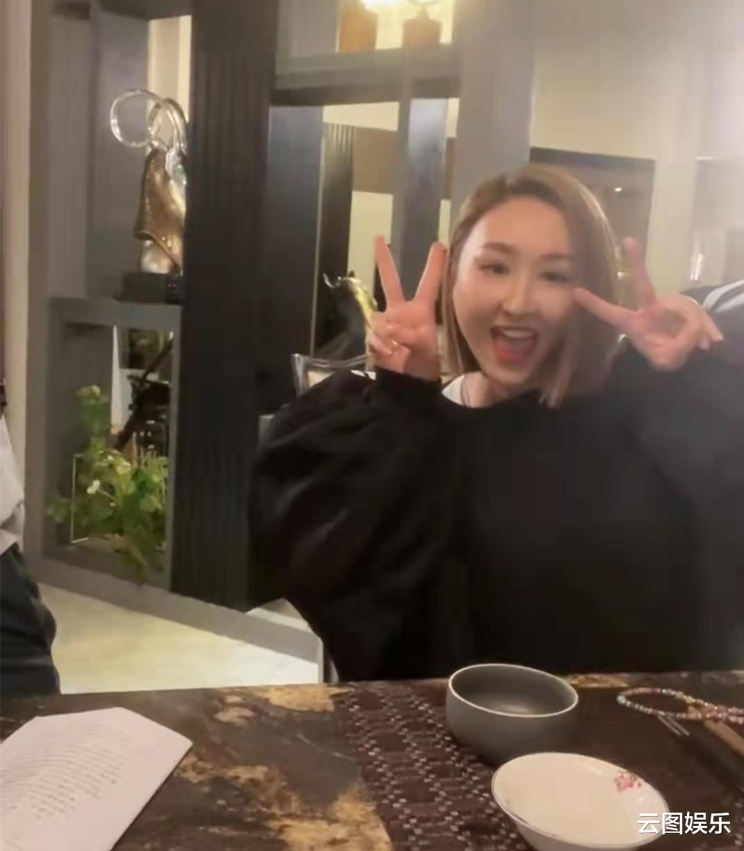 玖月晞|89岁老戏骨胡枫凌晨拍TVB新剧，一脸疲惫神情呆滞，网友直呼心疼