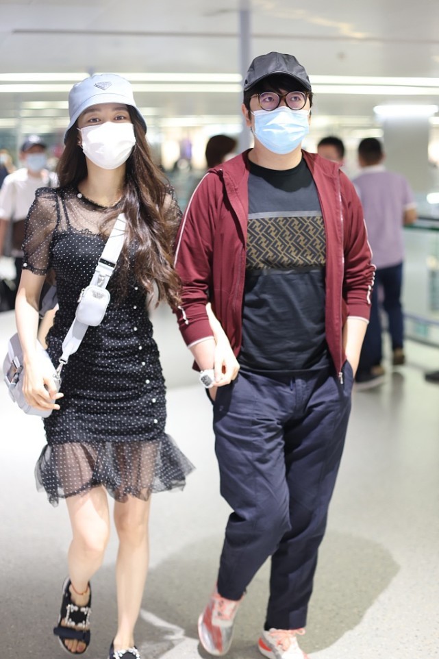 BiuFashion 郎朗的妻子不愧是艺术家,吉娜的穿着也太“仙”了,衣品真挺好