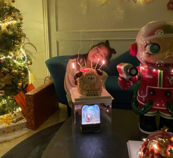 章子怡|章子怡的女儿6岁生日，天真许愿湿了妈妈眼眶，小苹果扎小辫出镜