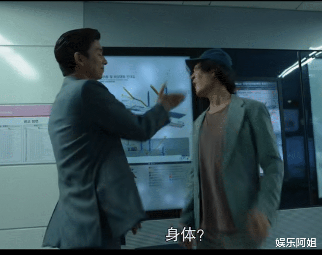 徐子淇|42岁韩星孔刘手臂肌肉太绝，背心下胸肌快比头大，网友：血脉贲张