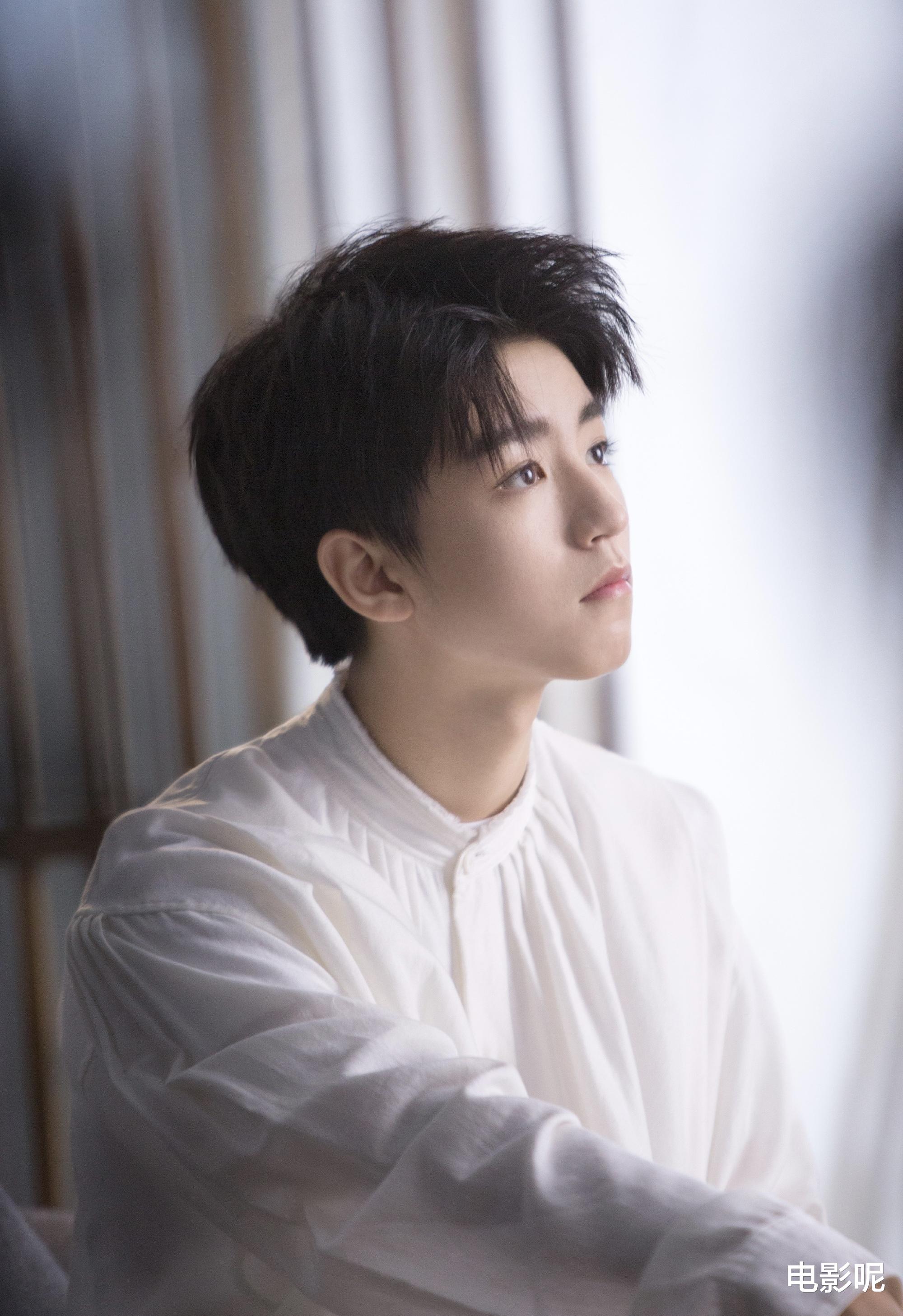 王俊凯|王俊凯再度被迫回忆童年，街道用小凯语录制作横幅，太有画面感了