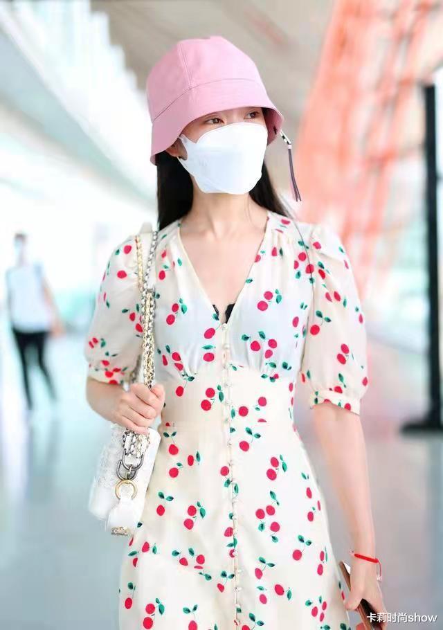 卡莉时尚show 宋轶的碎花裙有点小了，她这么瘦还会\＂挤\＂出肉来，还好气质够清新