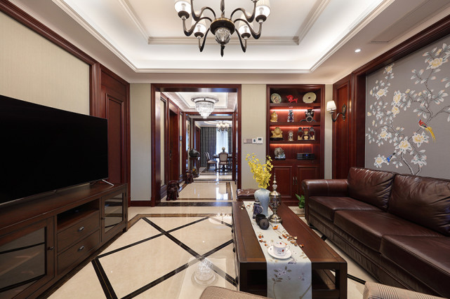 155平美式风三居室客厅望向餐厅整体红色调,让人感觉无比温馨