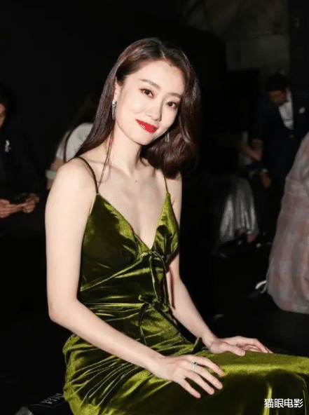 张小斐|张小斐提名金鸡最佳女主，刺绣礼裙华丽贵气，网友：标准东方美人