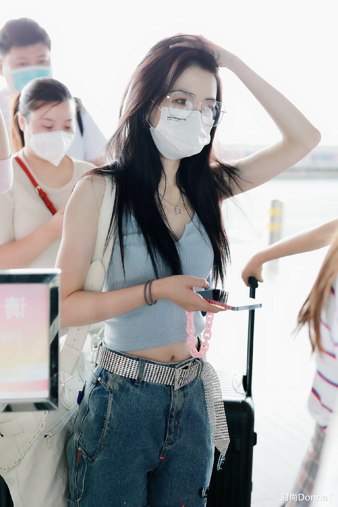 时尚DonnaT|徐璐越来越会打扮了!穿吊带时髦性感,罕见戴透明眼镜变成氛围美女
