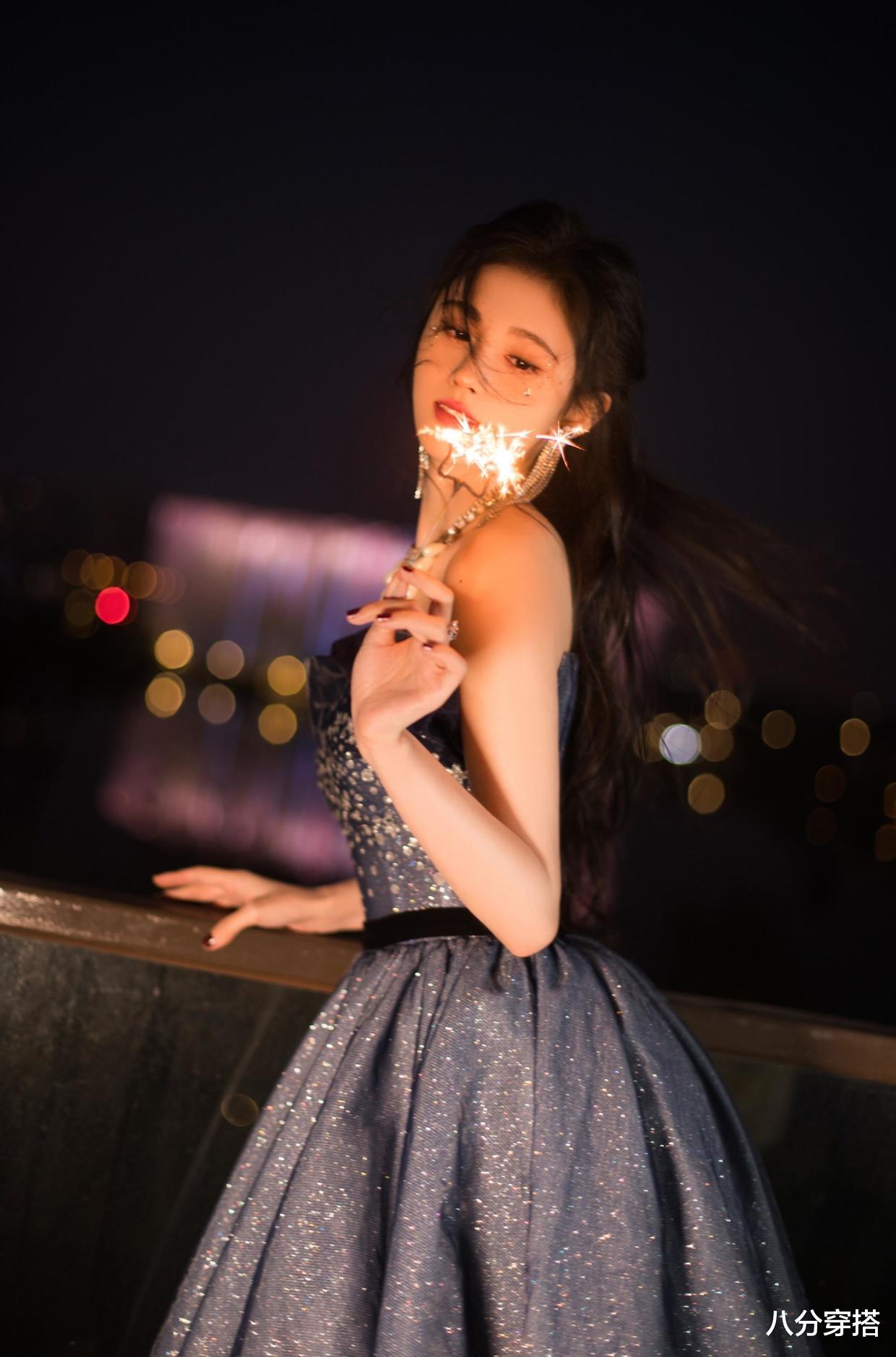 八分穿搭 被鞠婧祎迷住了,穿深蓝色的星空抹胸裙玩烟花,挡不住的明星范