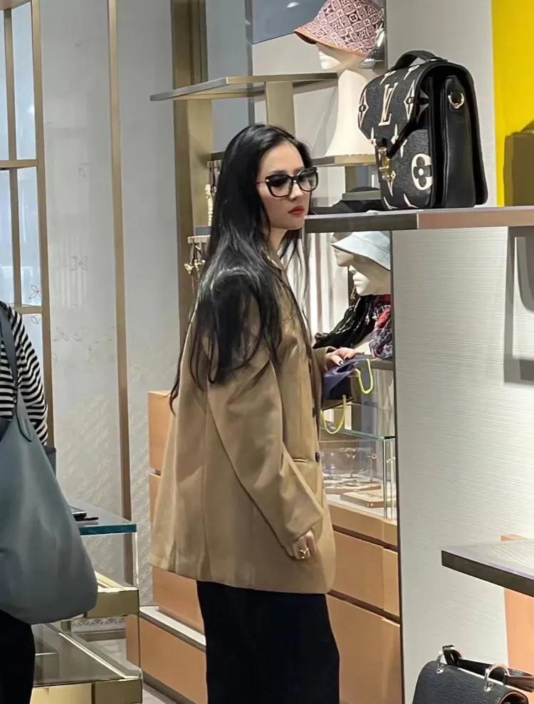 刘亦菲|偶遇刘亦菲逛街，网友大赞皮肤超级好，像18岁富家女留学生