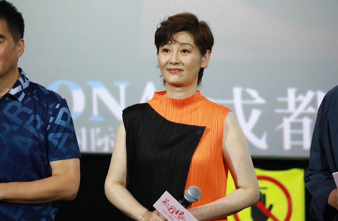 穿衣搭配 53岁的徐帆剪了短发后，不仅显得年轻气质也更好，连脸都小了不少