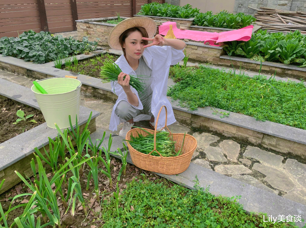 张馨予|张馨予晒自家院子火了，有蔬菜水果还赏花，网友：把生活过成了诗