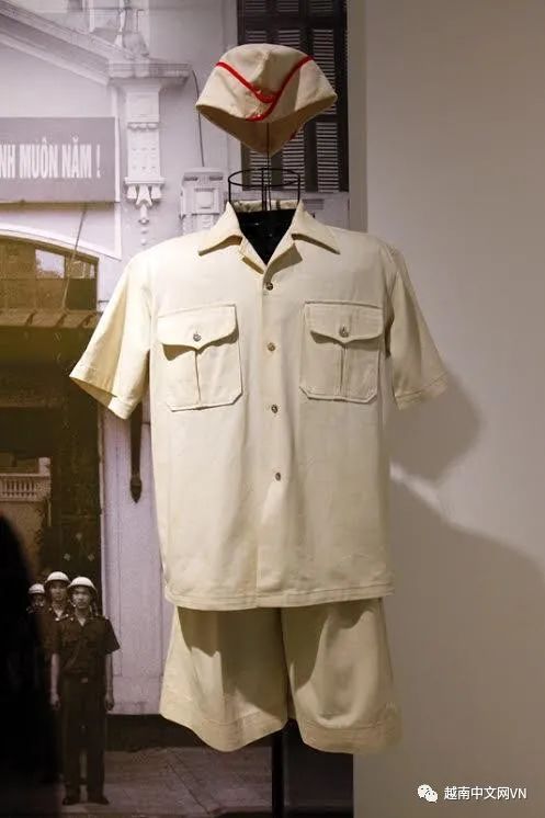 越南中文君 越南警服发展变化历史，男女警察都穿绿色，女警察英姿飒爽！