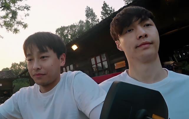 张艺兴|张艺兴“起床照”火了，没化妆就站在太阳光下，网友：确定29岁？