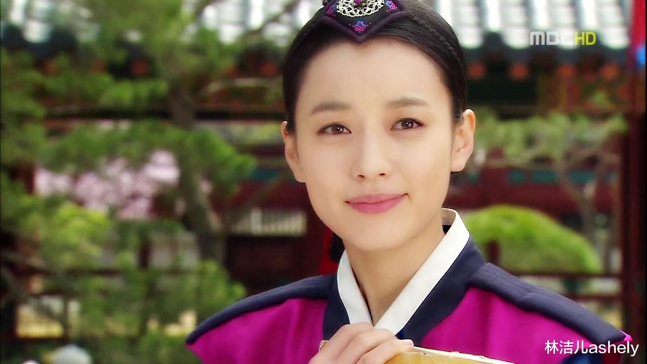 穿衣搭配|岁月从不败美人！韩孝周穿高中校服毫无违和感，新剧怼脸拍皮肤超好