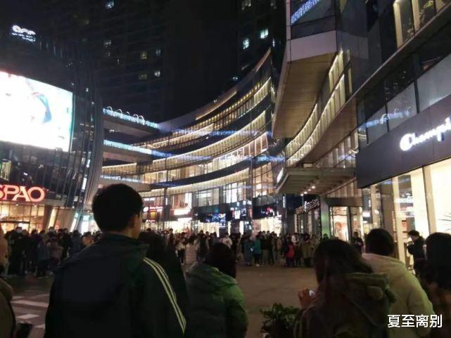 在长沙街头每天连唱4小时的年轻人:用着2万的设备,一晚收入0元