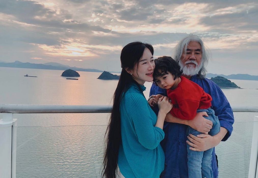 张纪中|70岁张纪中官宣妻子怀三胎，结婚4年连生三次，宝刀不老啊