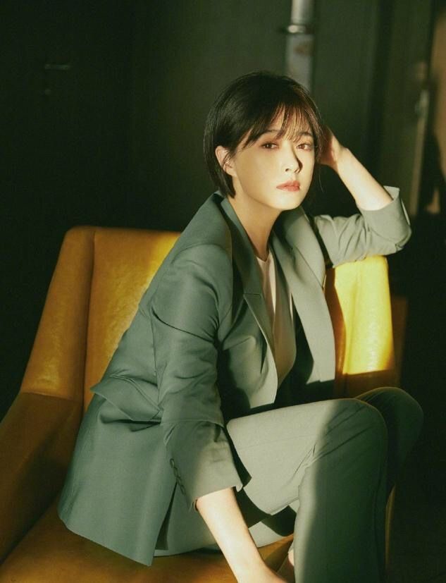 潮帮先生 蒋欣挺懂时尚的，在西装半裙外再套一层纱裙，平添了不少女人味