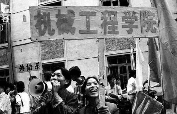 大学生|90年代大学生生活照火了，原来那个时候就很大胆，不愧是大学生