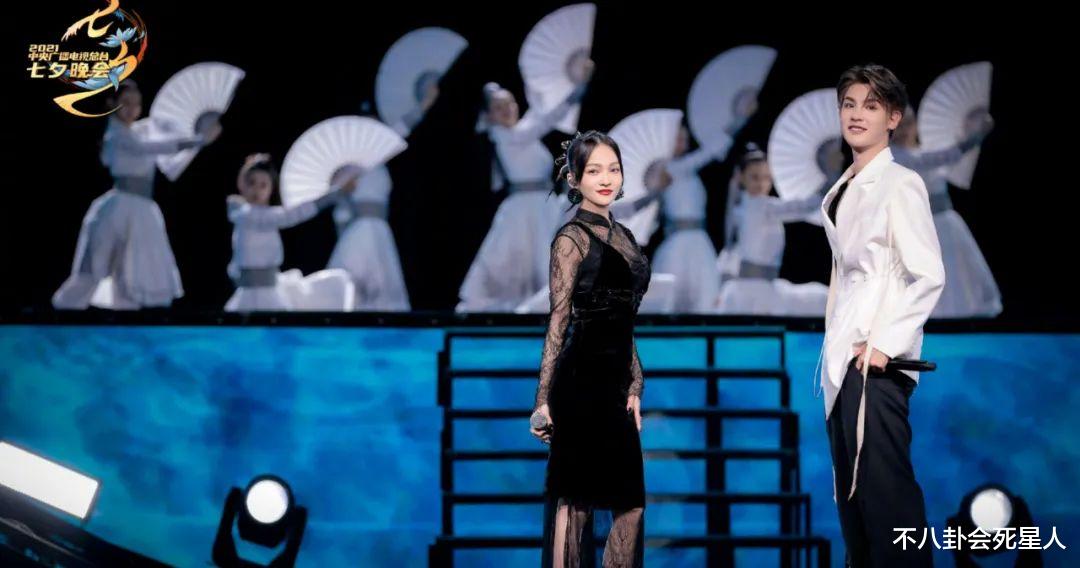 央视|央视七夕晚会女星比美：杨千嬅萨顶顶粉面桃花，王冰冰全场最仙