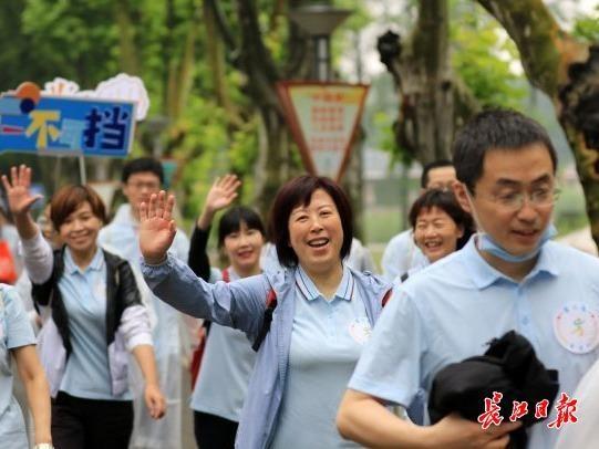 长江日报 （行摄武汉）爱运动，职工春季健步走