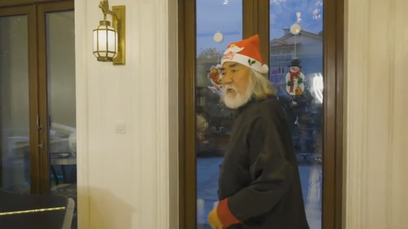 张纪中|70岁张纪中扮圣诞老人！弯腰给小31岁妻子贴艾灸，评论区怒怼网友