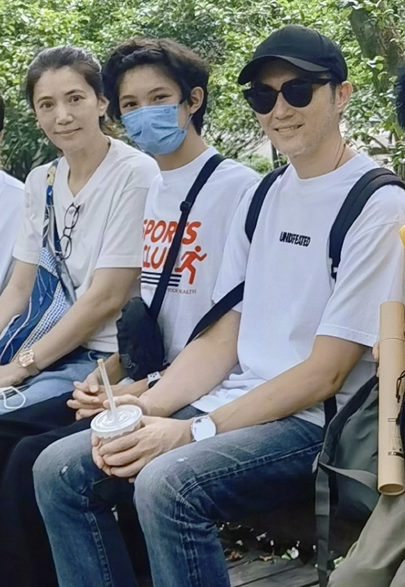 费曼|张智霖儿子晒撸猫日常，魔童眼神温柔颜值高，费曼留言梦幻联动