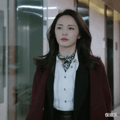 假面骑士|同样是演女强人,有人走路带风自带气场,有人滑稽得像个古惑仔