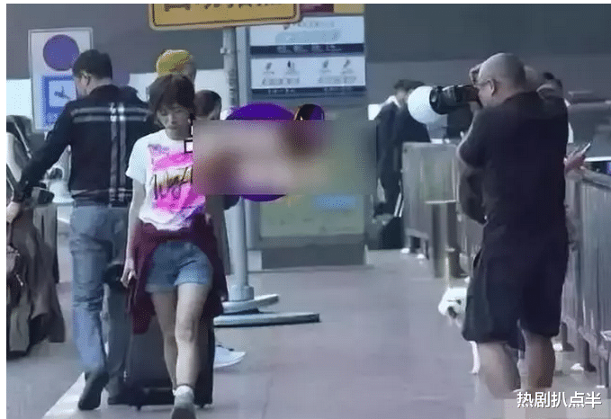 鞠婧祎|把机场当秀场？鞠婧祎零下破洞裤，有人露腿又露腰，太尴尬了！