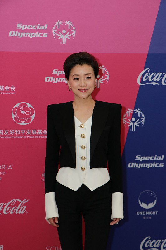 小白爱美搭 杨澜的“90°直角肩”太显眼,看着挺戳人,职业装也能穿出时尚感