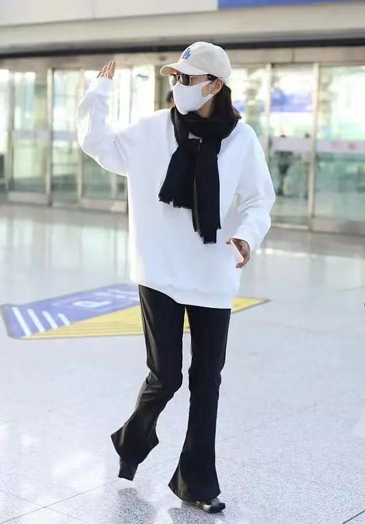 闲鱼有话说 50岁闫妮真会凹造型，卫衣上裹围巾时髦还气质，却被裤子暴露年纪