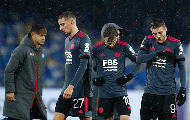 萊斯特城|3：2憾負(fù)！隔壁失點(diǎn)致錯(cuò)失生機(jī)，第1瞬間第3出局，英超勁旅太痛苦