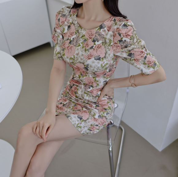 心壹穿搭|女神孙允珠的时尚搭配：流亭幽兰翡翠叶绿蔷薇碎花裙