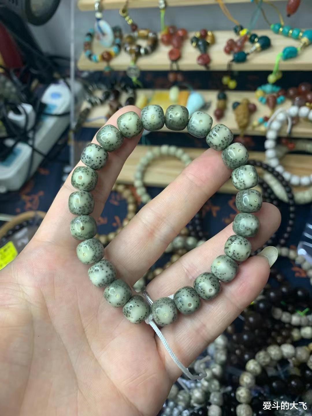 星月菩提|大飞说文玩：星月菩提手串中的石玉料，该如何分辨