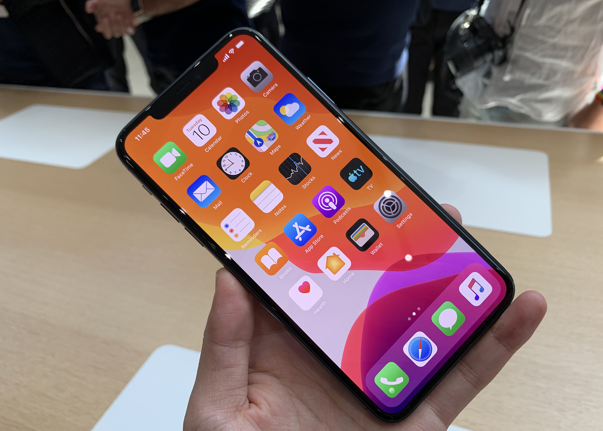 iphone11|iPhone 11降至新低价，相比同价位手机有5点优势，网友：真香！