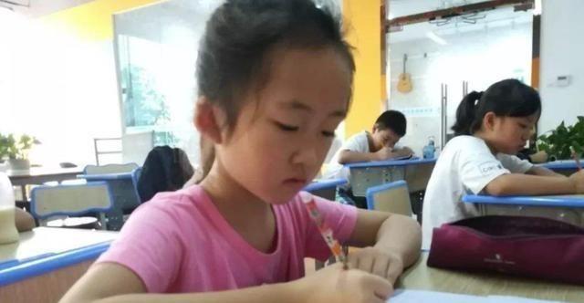 壹星科技苑 儿子被罚抄“足”字，宝妈拍照上传后走红，网友笑翻：有内味儿了