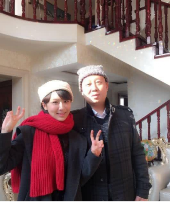 |演员杨紫的居家生活，房子是复式设计，楼梯都是实木打造