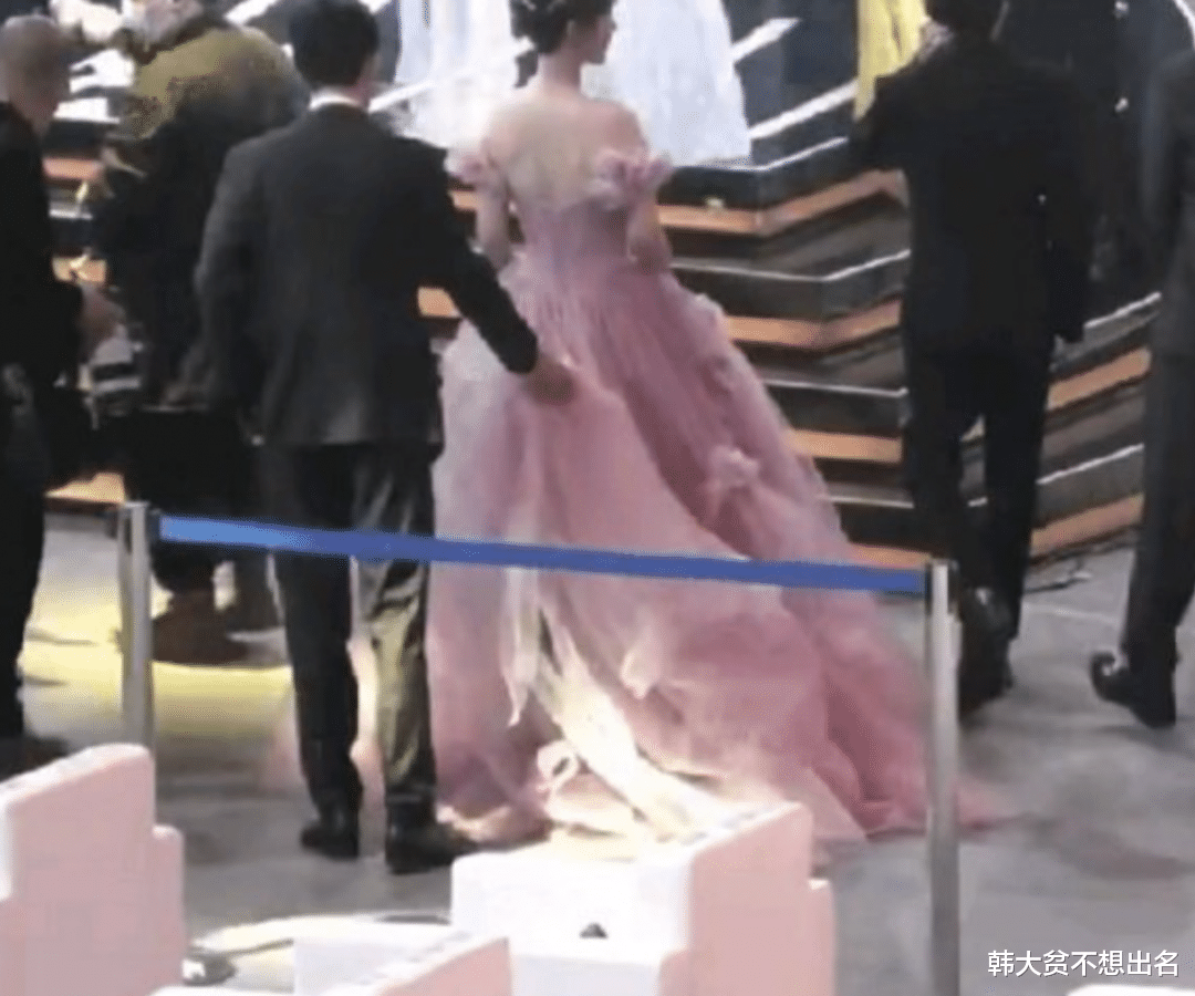 杨紫|肖战给杨紫提裙闹笑话，被嘲太没文化！正确方式又该是怎样的？