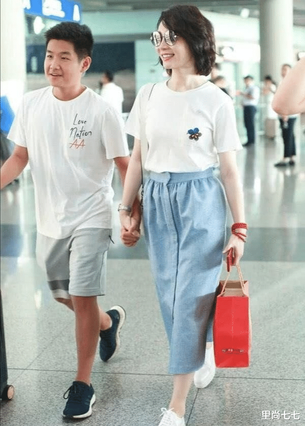 里尚七七|陈数18岁儿子大变样，染黄发身材暴瘦腰比她还细，老公爆肥不敢认