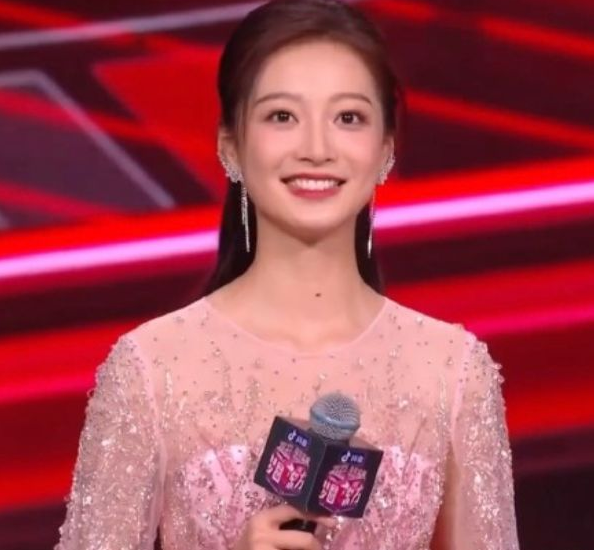 东方卫视|冯琳再次回归舞台，东方卫视跨年晚会艳压群芳，主持读研两不误