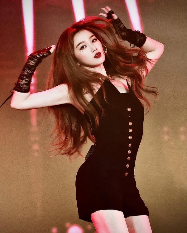 虞书欣|难怪虞书欣一直披肩发，看到她随手扎起的高马尾，发量过于真实了