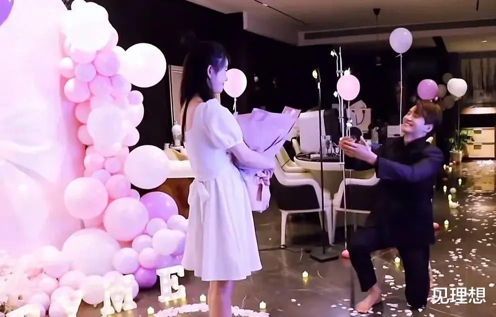 金恩圣|金恩圣求婚成功!单膝跪地惹张檬落泪,视频暴露二人已同居多时