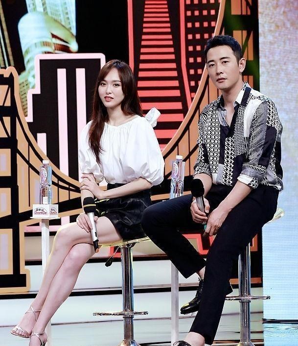 唐嫣|唐嫣婚后还挺少女的,跟在罗晋身后小鸟依人,四肢纤细不像生过娃