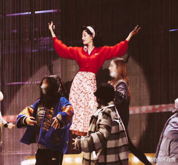 刘敏涛|刘敏涛高调亮相春晚，红唇卷发好像复古名伶，45岁还有曼妙曲线