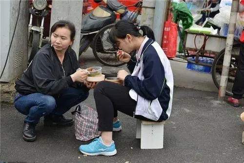 中小学|高中家长“送饭”惹争议，门口“野餐”成风景线，是溺爱还是关爱