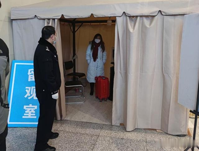 辽沈晚报 女子冒充医学专家妄图逃避集中隔离，蹲医学垃圾旁打电话被鞍山高铁站防疫人员识破