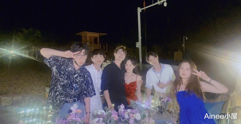 Ainee小屋 张檬穿红色吊带裙显风韵,饱满身材挺加分,梳马尾戴蝴蝶结好减龄