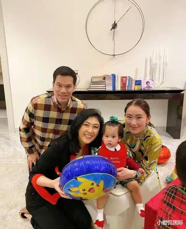 |不老女神，英拉陪哥哥过节容颜依旧，儿子比她高一头男友仍未露面